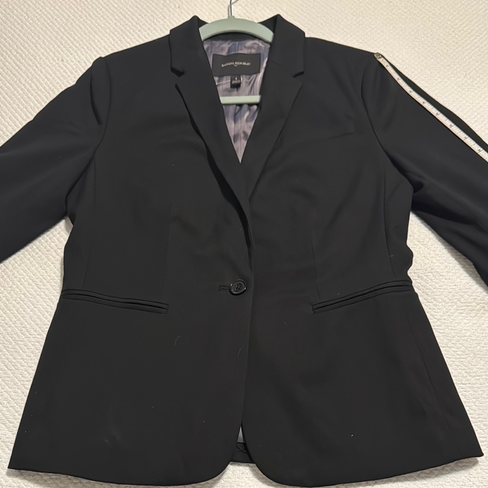 Banana Republic- CLASSIC SUIT BLAZER/Wms size: 4/ Black/ Semi-fitted/ NEW w/ tag